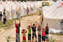 الإمارات ترحل فلسطينياً تبرع للاجئين السوريين